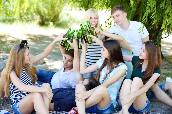 Vakre unge mennesker med øl i park – stockfoto