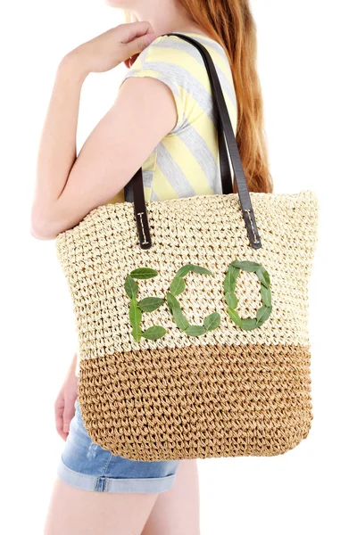 Kvinna med sommaren wicker Eco bag — Stockfoto