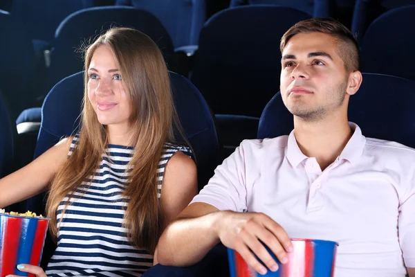 Jong koppel letten van film in de bioscoop — Stockfoto