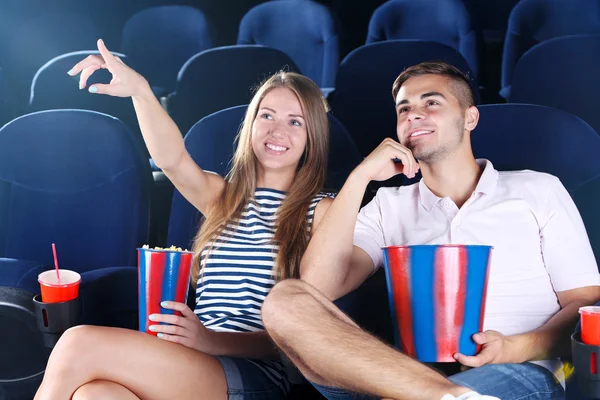 Jovem casal assistindo filme no cinema — Fotografia de Stock