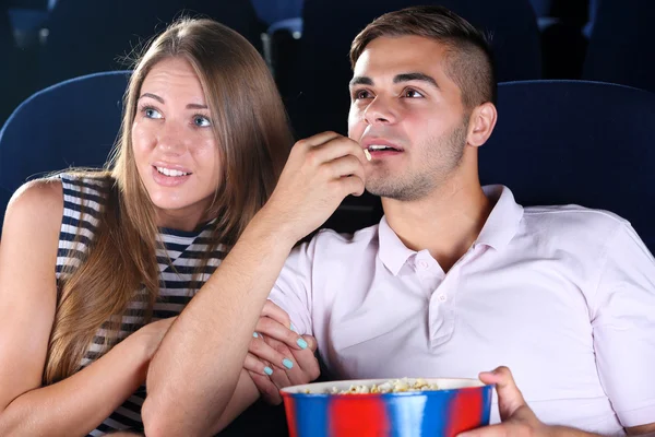 Молода пара дивиться кіно в кіно — стокове фото