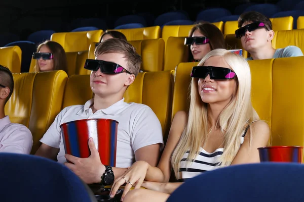 Ungdomar som tittar på film på bio — Stockfoto
