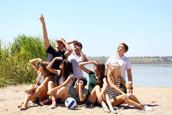 Grupo de amigos com bola — Fotografia de Stock