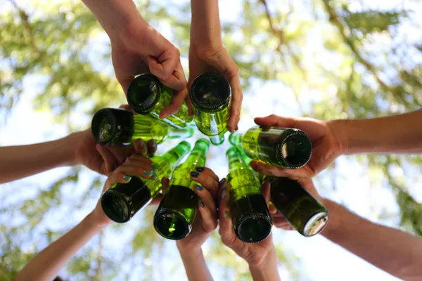 Ruce držící pivních lahví, zblízka — Stock fotografie