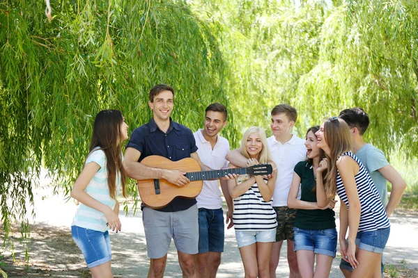 Grupo de amigos que descansam no parque — Fotografia de Stock