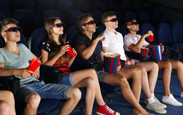 Jovens assistindo filme no cinema — Fotografia de Stock