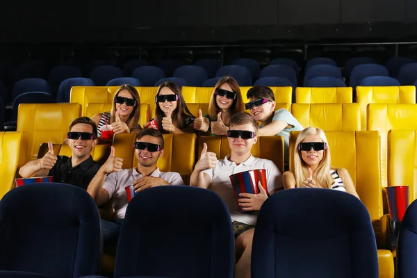 映画館で映画を見ている若者は — ストック写真