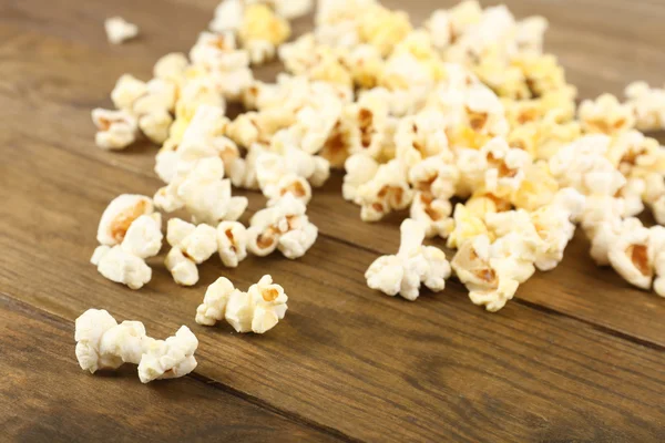 Popcorn op houten tafel — Stockfoto