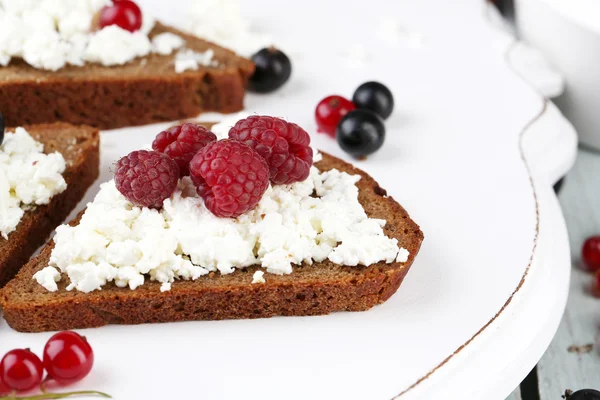 Pane con ricotta e bacche — Foto Stock