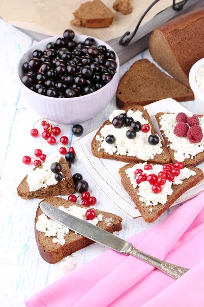 Bread with cottage cheese and berries — Stock Photo, Image