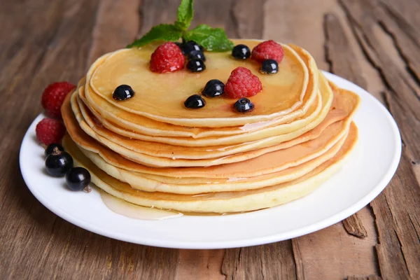 Süße Pfannkuchen mit Beeren — Stockfoto