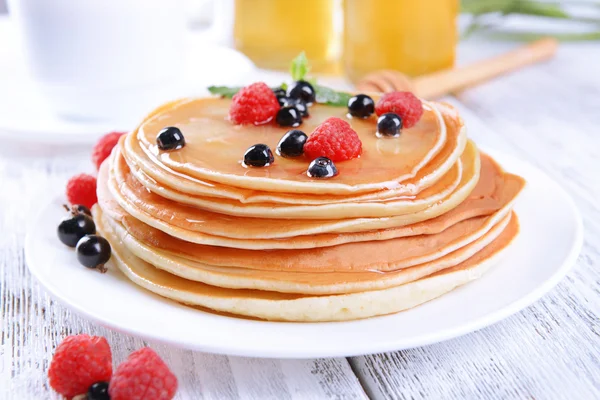 Sweet pancakes with berries — Stock Photo, Image