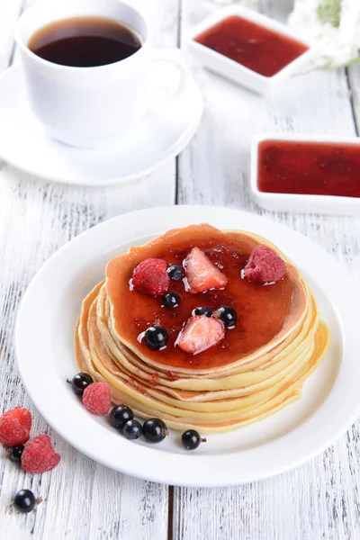 Pancake manis dengan buah berry — Stok Foto