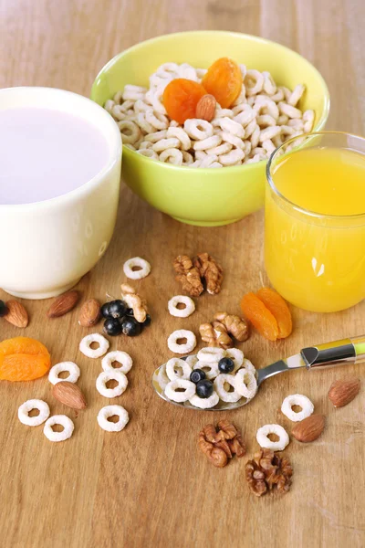 早餐谷物和牛奶 — 图库照片