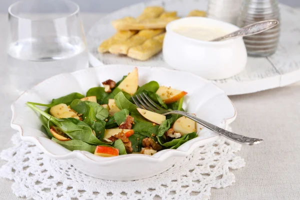 Salade aux épinards, pommes, noix et fromage — Photo