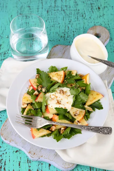 Salade aux pommes, noix et fromage — Photo