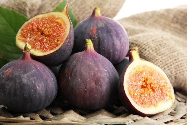 Ripe sweet figs with leaves — Stock Photo, Image