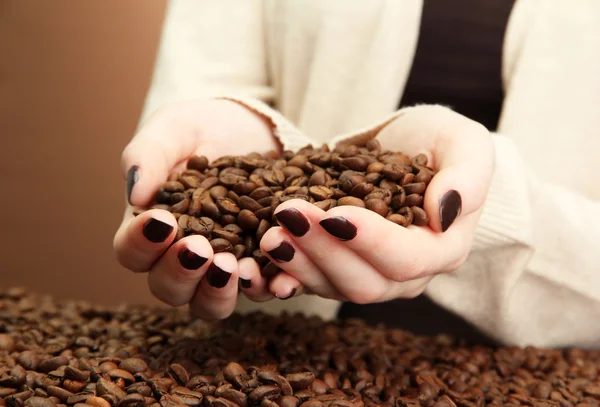 Kvinnliga händer med kaffebönor — Stockfoto