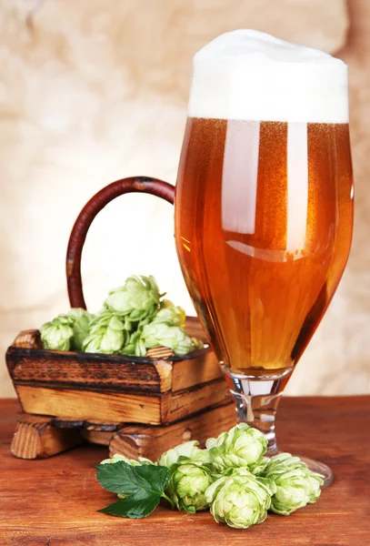 Vaso de cerveza y lúpulo —  Fotos de Stock