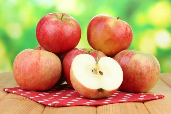 Tahta masada olgun elmalar — Stok fotoğraf