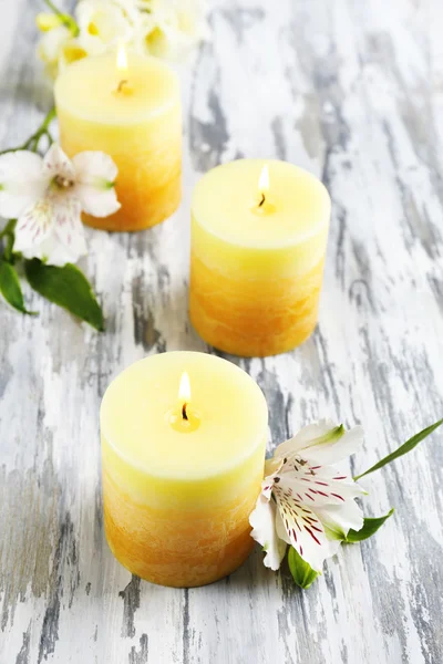 Krásný svícen s květy — Stock fotografie