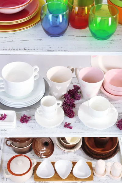 Různé nádobí na polici — Stock fotografie