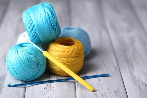Pinces colorées et crochet crochet — Photo