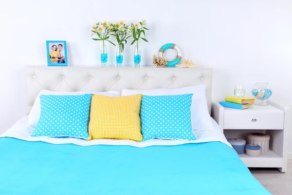 Cómoda cama blanda en la habitación — Foto de Stock