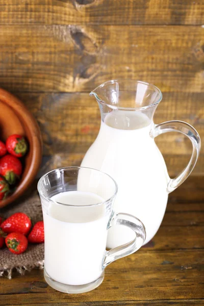 Erdbeeren und Krug mit Milch — Stockfoto