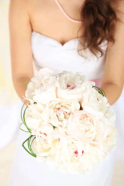 Noiva segurando buquê de casamento — Fotografia de Stock