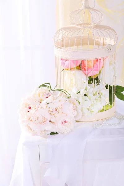 Hermoso ramo de boda y jaula para pájaros — Foto de Stock