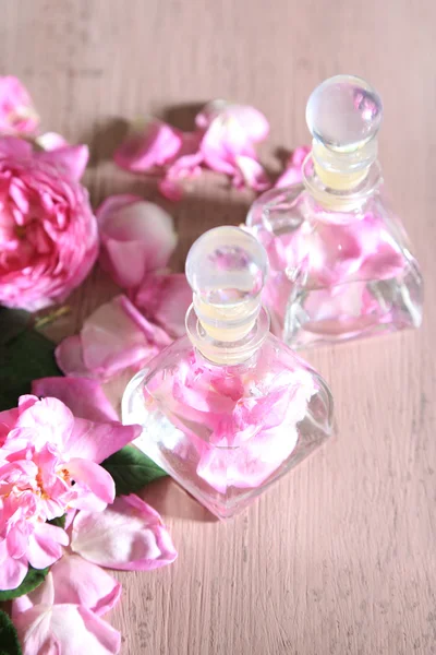 Óleo de rosa em garrafas — Fotografia de Stock