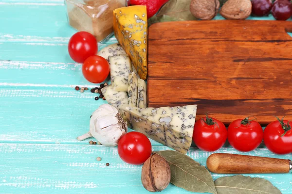Diferentes tipos de queso con tabla vacía en primer plano —  Fotos de Stock