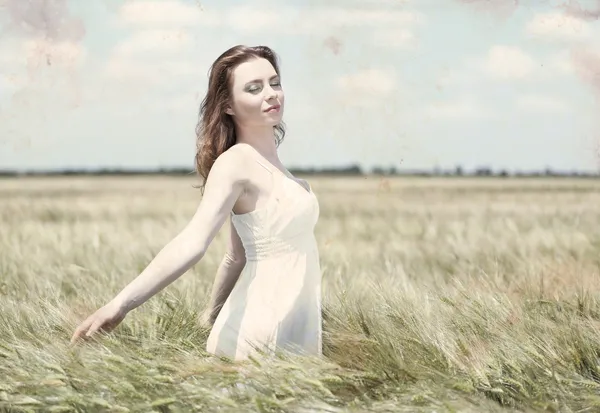 Bella giovane donna in campo — Foto Stock