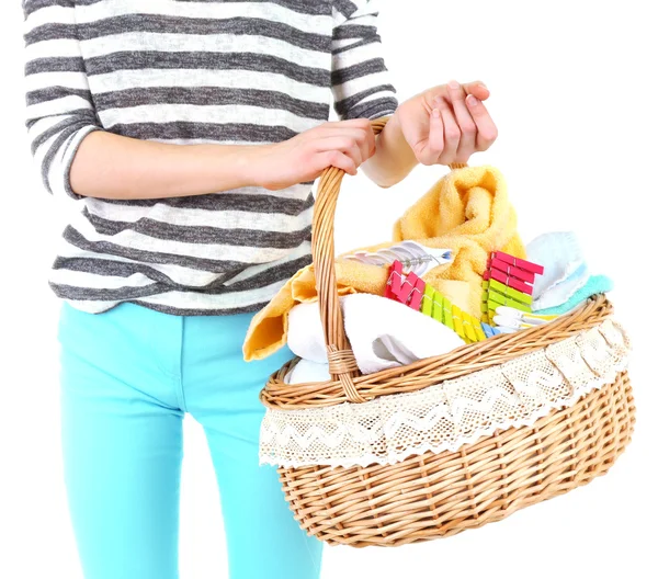 Femme tenant panier à linge avec des vêtements propres — Photo