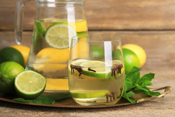 Bebida fresca de verão com limão e cravo — Fotografia de Stock