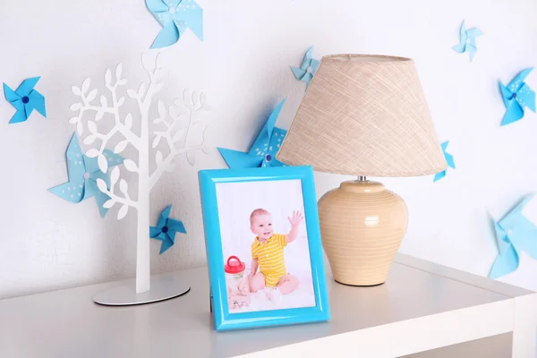 Lampa i zdjęcie ramki na półce w pokoju dzieci — Zdjęcie stockowe