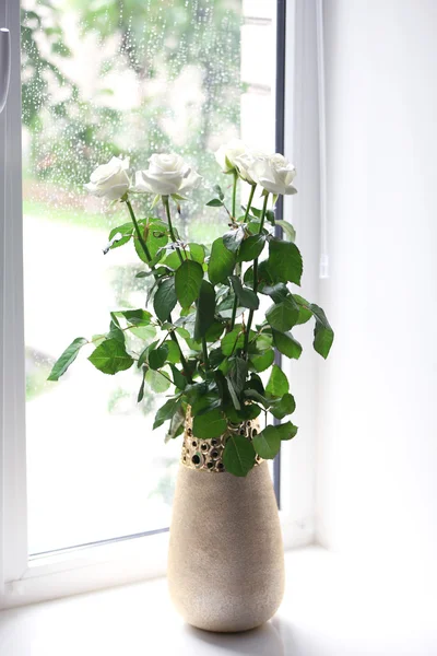 Белые розы в вазе у окна — стоковое фото