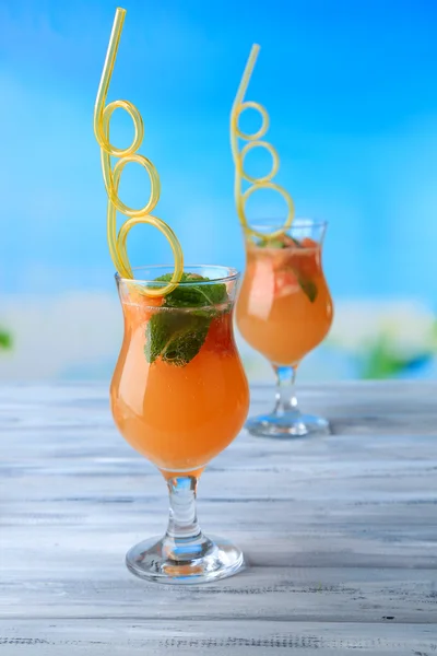 Грейпфрутовий коктейль з соломою коктейлю на яскравому фоні — стокове фото