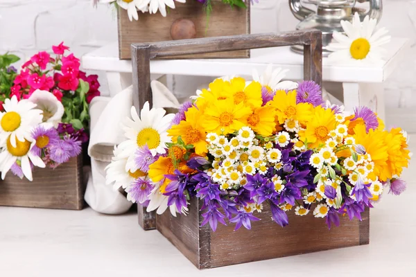 Blommor i låda — Stockfoto