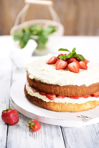 Biscuitcake met aardbeien — Stockfoto