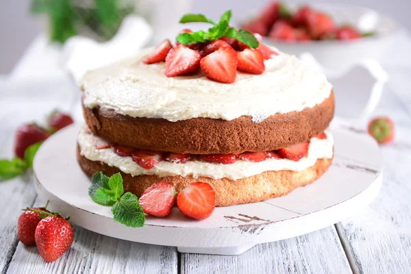 Biscuitcake met aardbeien — Stockfoto