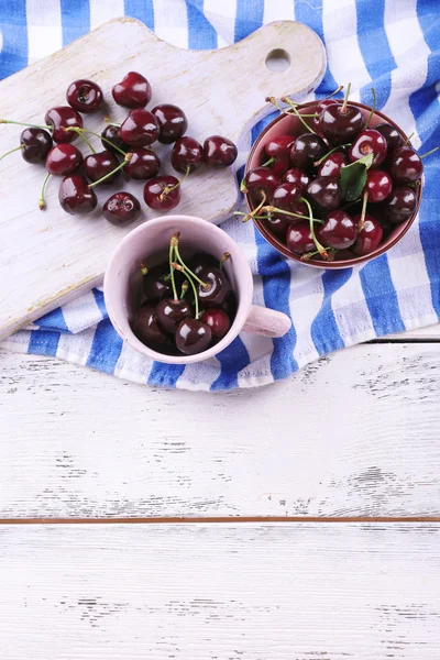 Cherries in color bowl — Stock Photo, Image