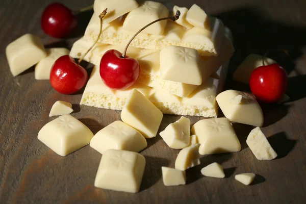 Chocolate and fresh cherries — Stock Photo, Image