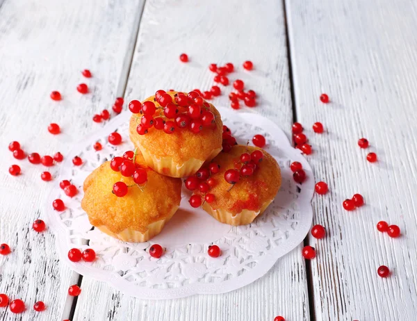 Muffin with red currant berries — Stock Photo, Image