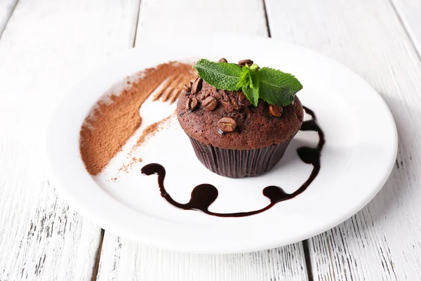 Muffin with chocolate sauce — Stock Photo, Image