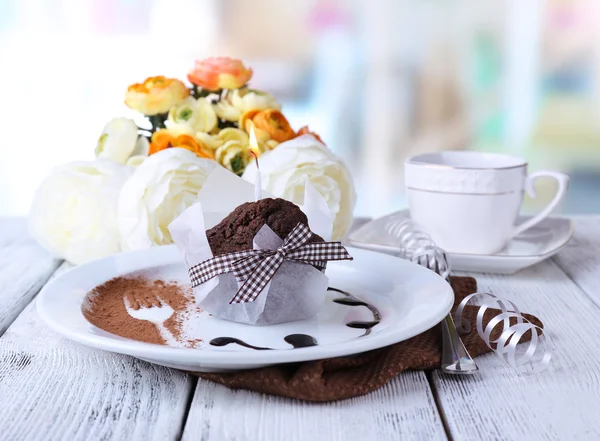 Muffin med chokladsås — Stockfoto