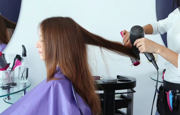 Ung kvinna frisören göra frisyr tjej i skönhetssalong — Stockfoto