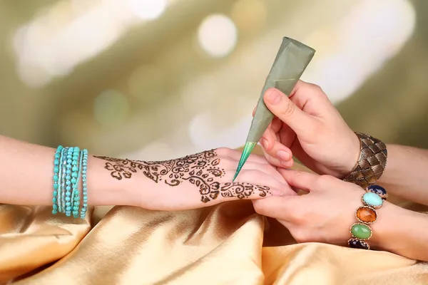 Applying Mehndi on female hand — Stock Photo, Image