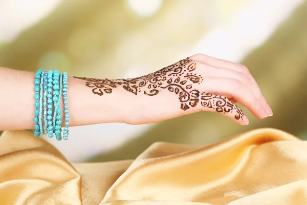 Application de Mehndi sur la main féminine — Photo